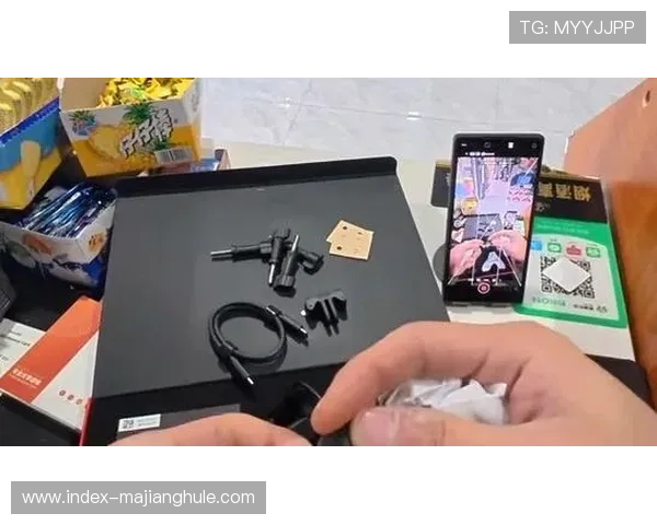 影石Insta360与马奎斯联名款相机上市,科技与赛车精神的融合 影石Insta360与马奎斯联名款相机上市,科技与赛车精神的融合